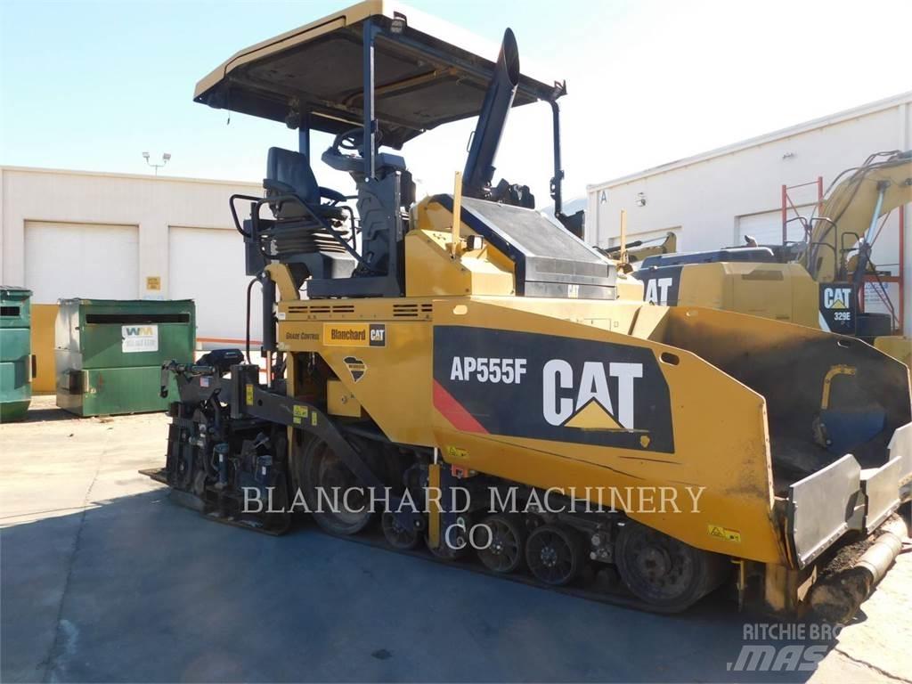 CAT AP555F Rozściełacze do asfaltu