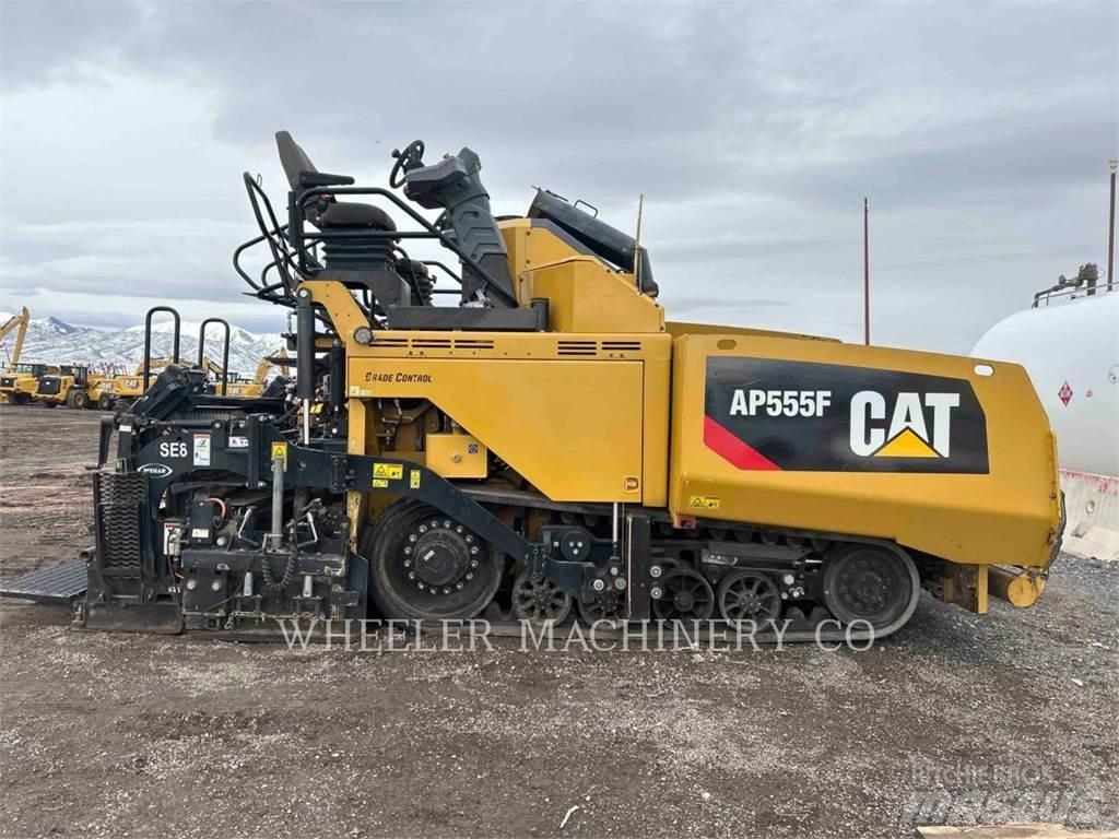 CAT AP555F Rozściełacze do asfaltu