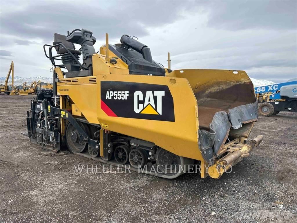 CAT AP555F Rozściełacze do asfaltu