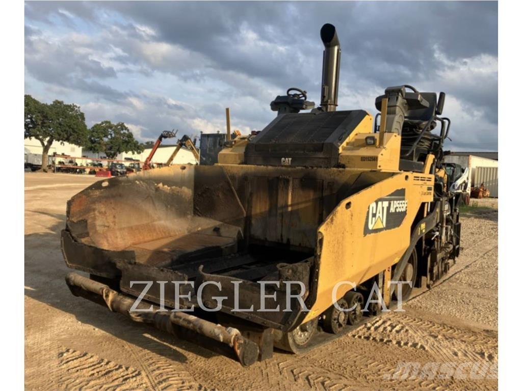 CAT AP555F Rozściełacze do asfaltu