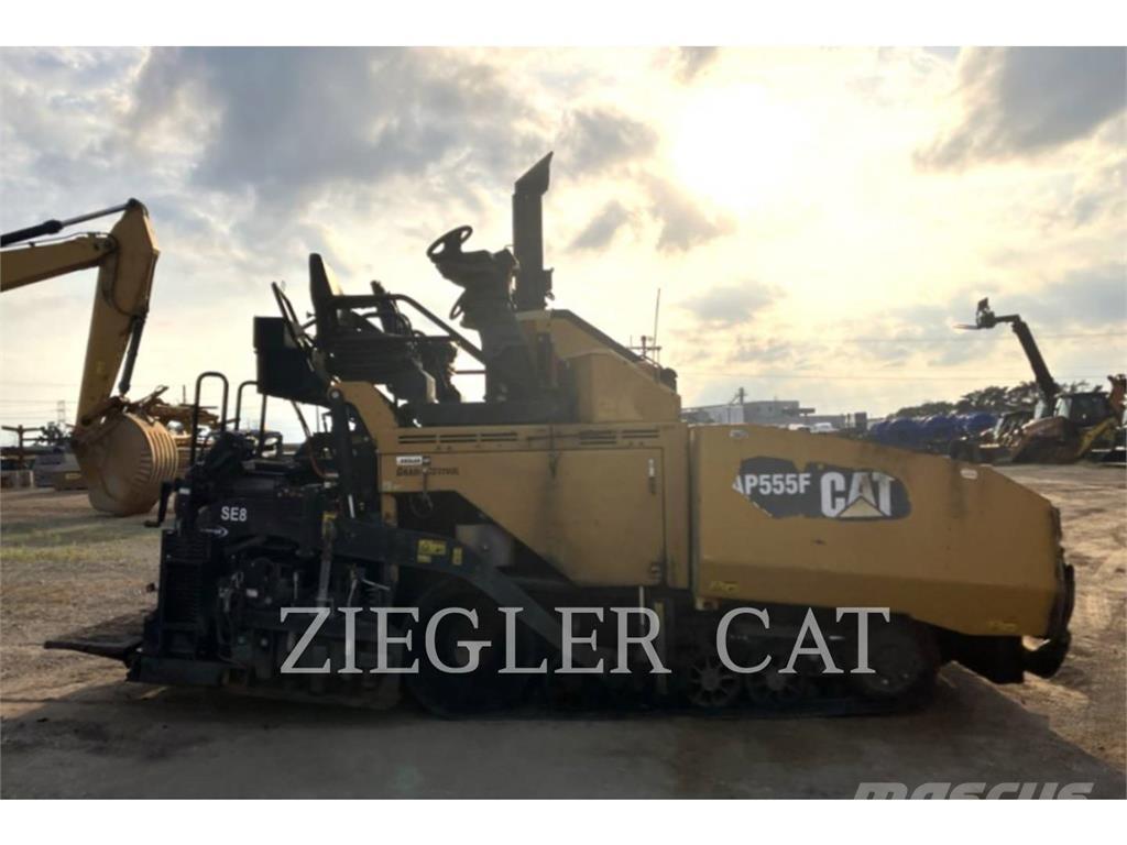 CAT AP555F Rozściełacze do asfaltu