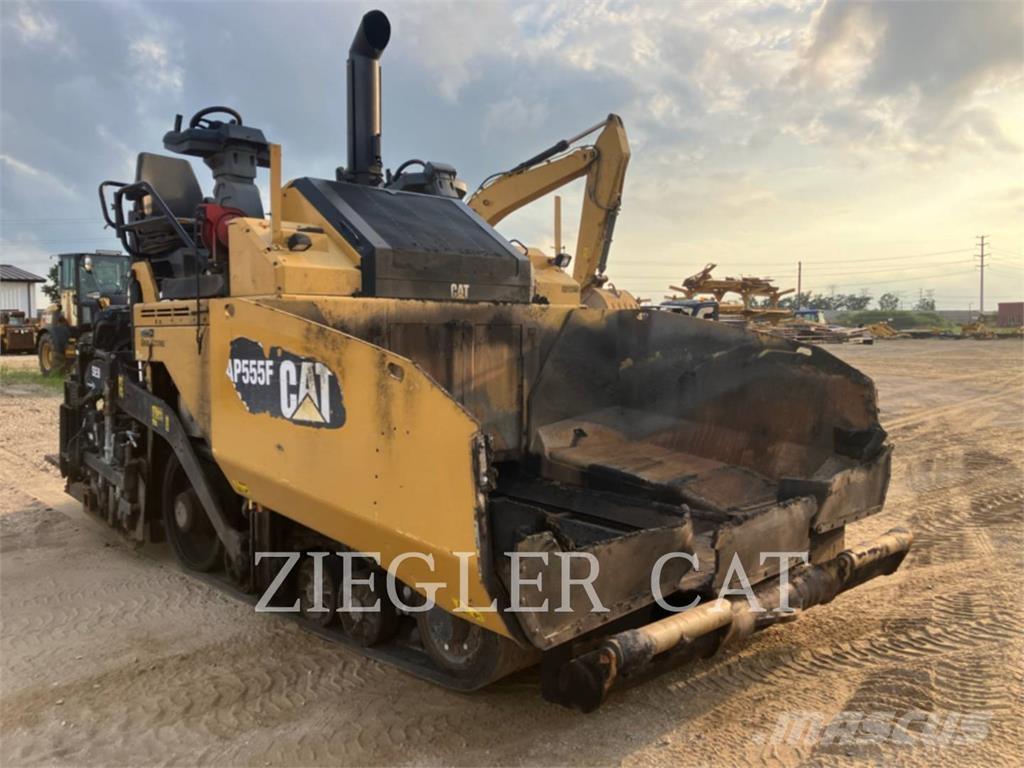 CAT AP555F Rozściełacze do asfaltu