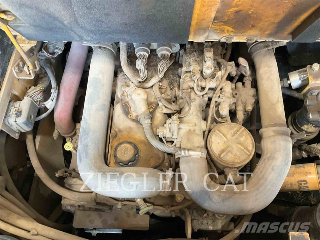 CAT AP555F Rozściełacze do asfaltu