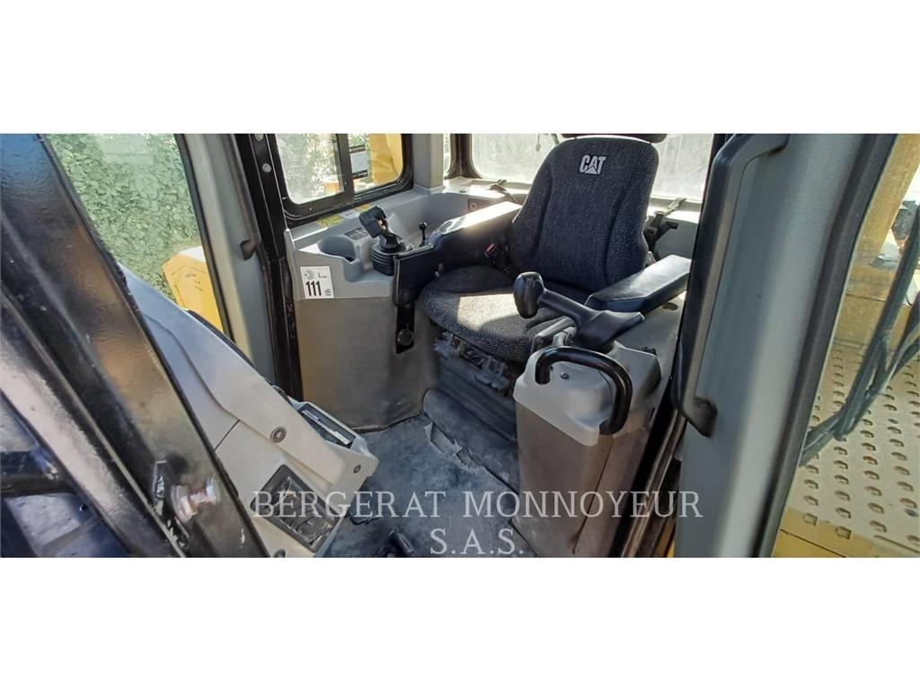 CAT D6T3B XW Spycharki gąsienicowe