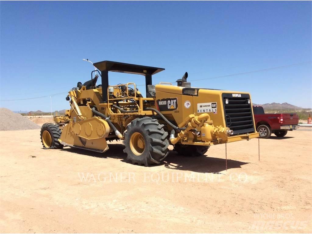 CAT RM-300 Recyklery do asfaltu