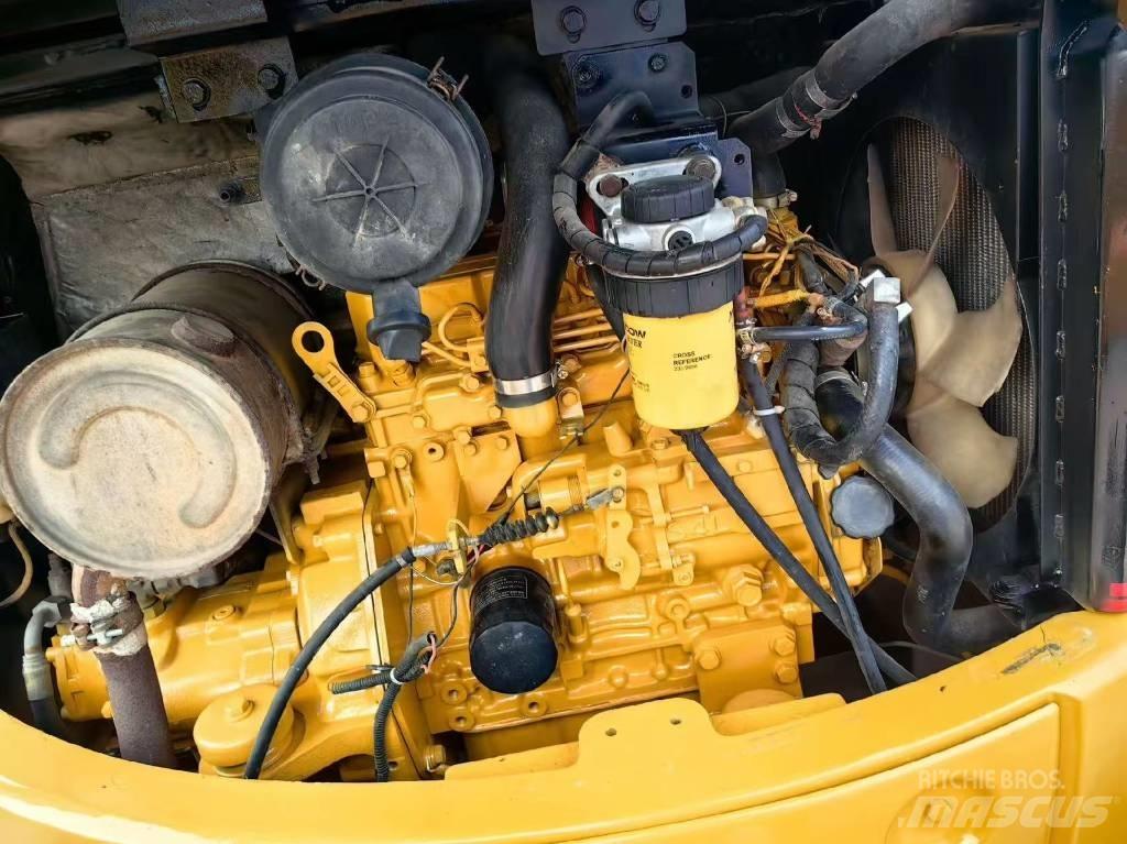 CAT 304 Minikoparki