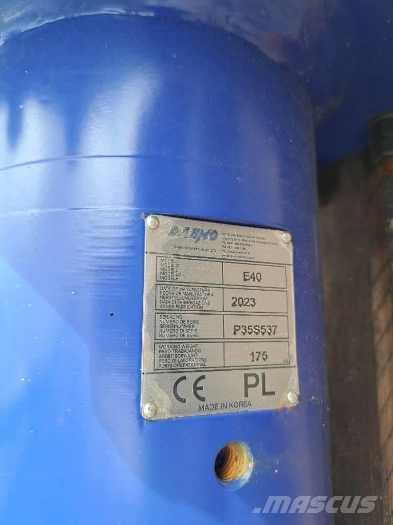 Daemo E40 with CW05 Młoty hydrauliczne