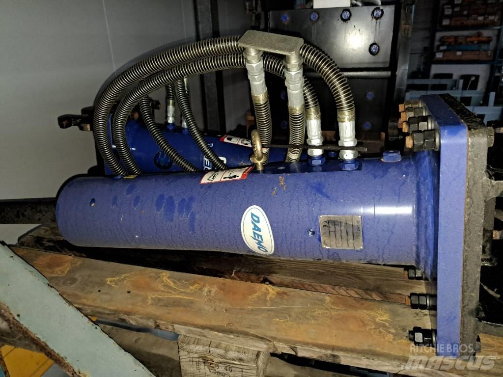 Daemo E40 with CW05 Młoty hydrauliczne