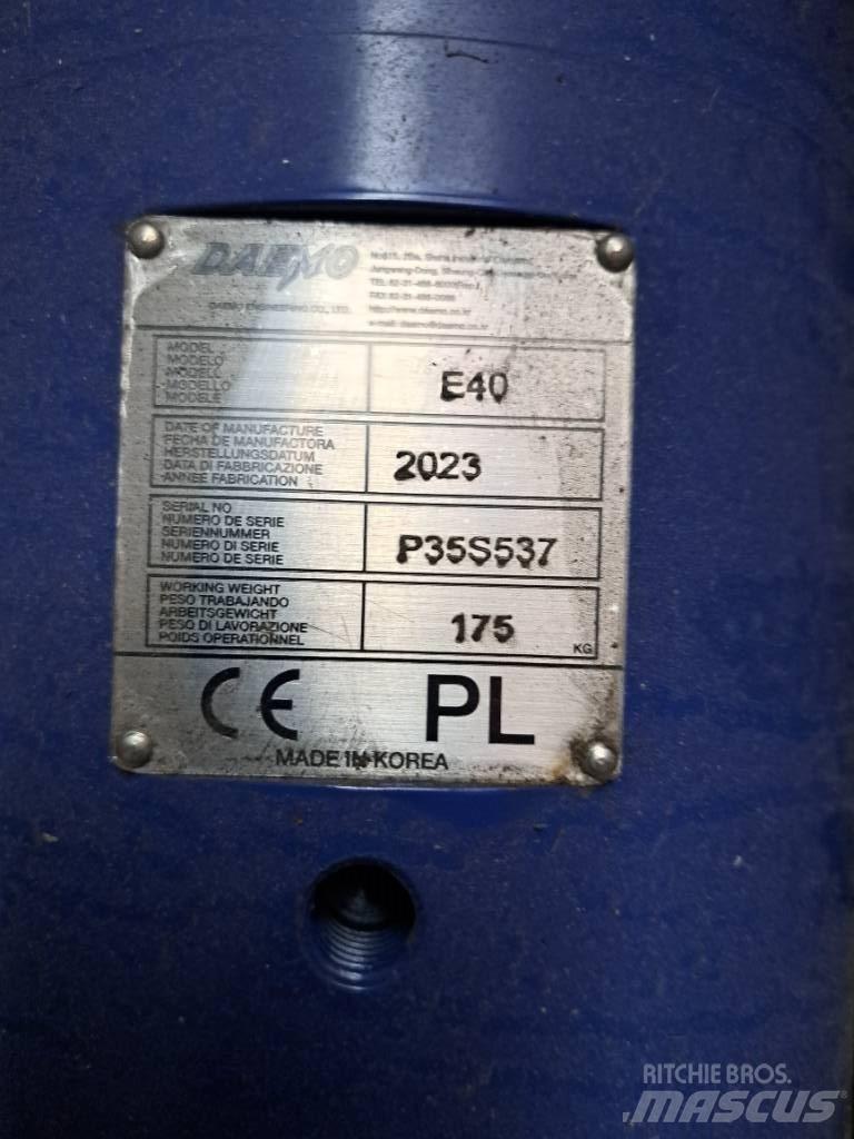 Daemo E40 with CW05 Młoty hydrauliczne