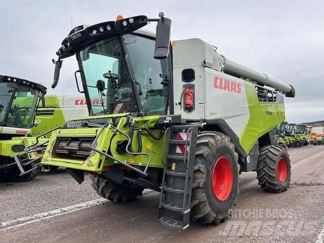 CLAAS TRION 750 Kombajny zbożowe