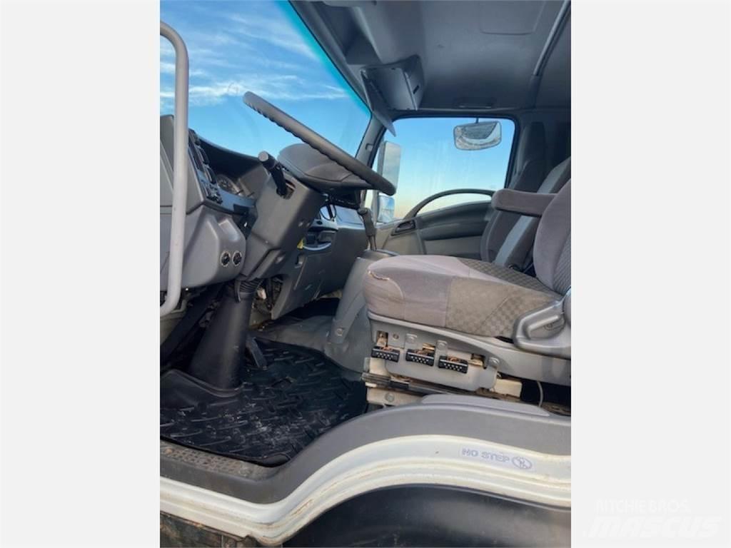 Isuzu FTR Samochody ciężarowe ze skrzynią zamkniętą