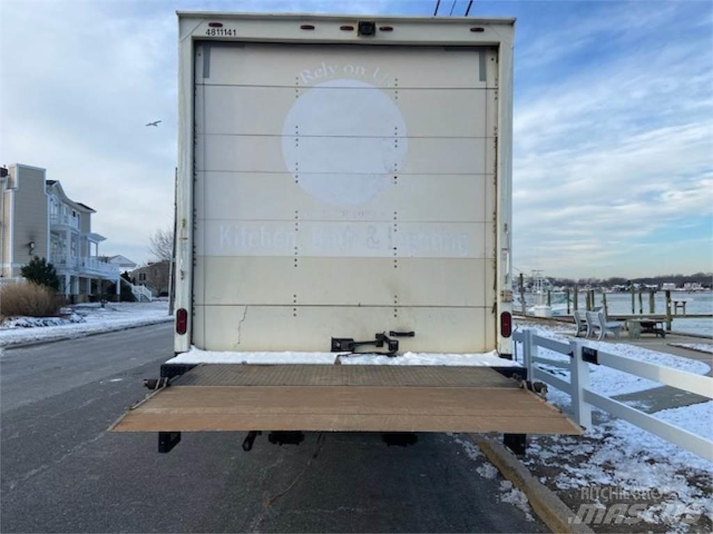 Isuzu FTR Samochody ciężarowe ze skrzynią zamkniętą