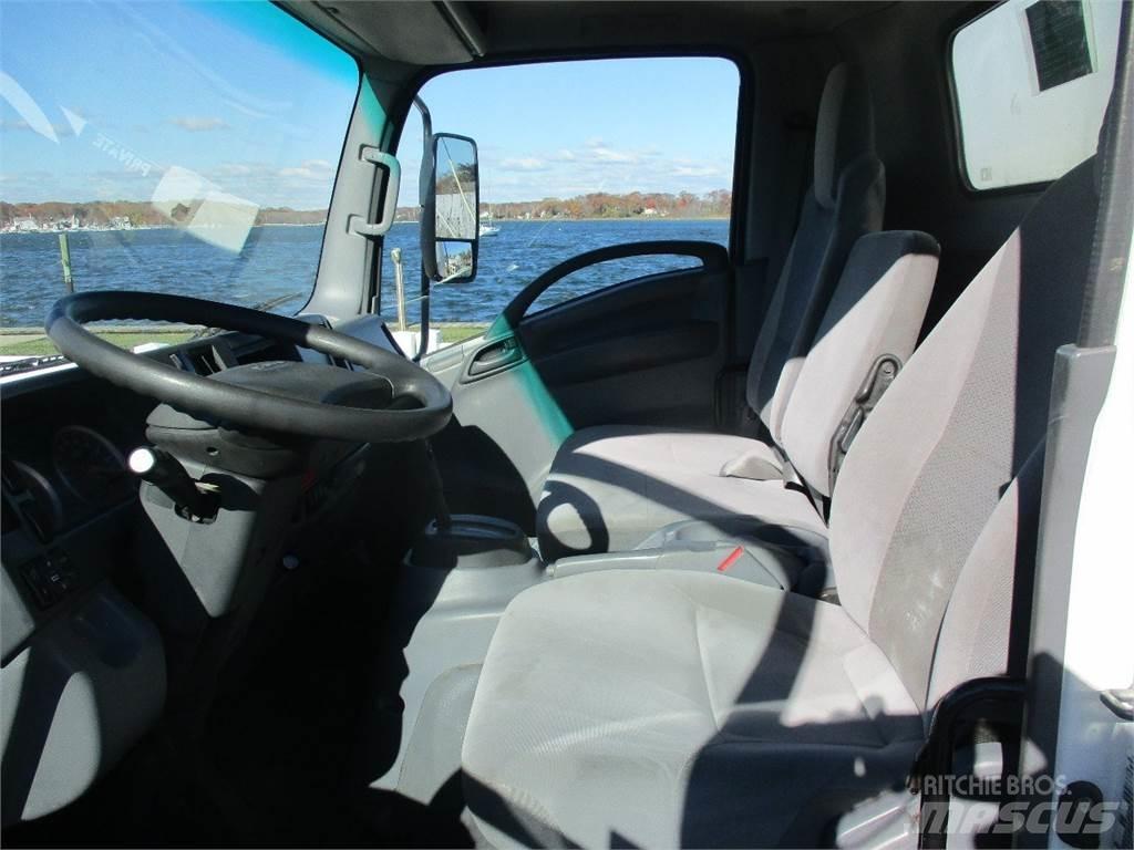Isuzu NQR Samochody ciężarowe ze skrzynią zamkniętą