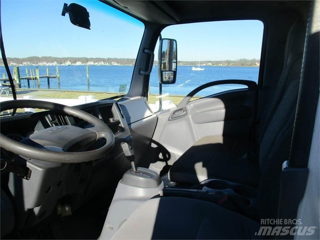 Isuzu NQR Samochody ciężarowe ze skrzynią zamkniętą