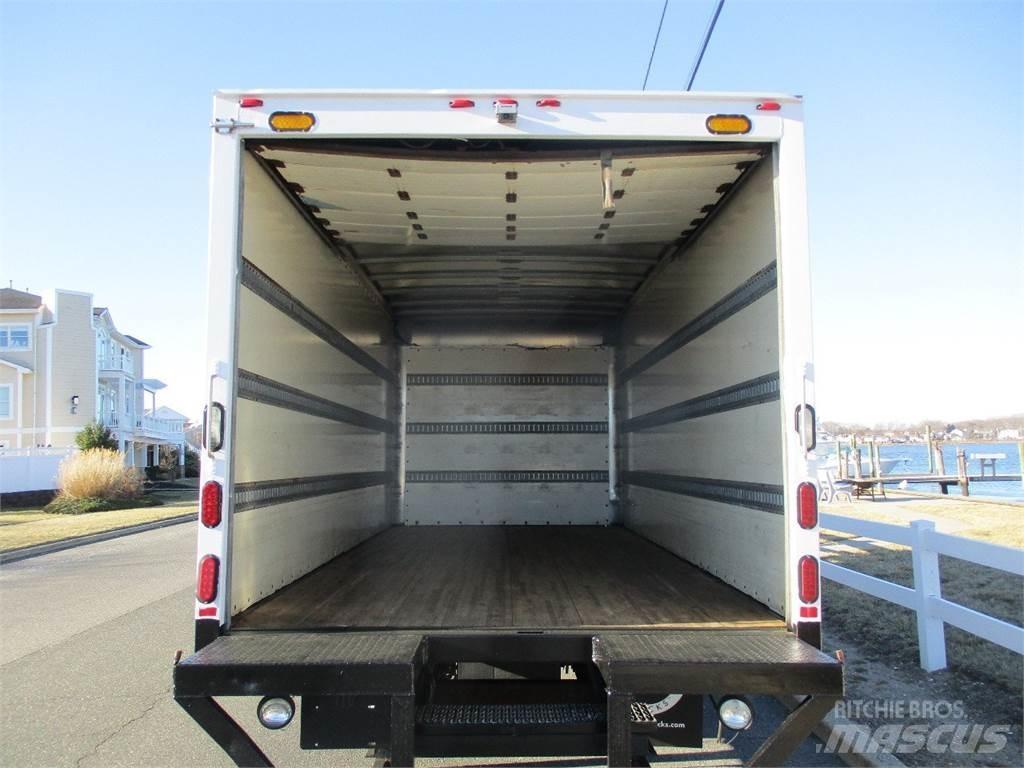 Isuzu NQR Samochody ciężarowe ze skrzynią zamkniętą