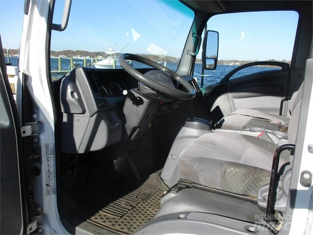 Isuzu NRR Samochody ciężarowe ze skrzynią zamkniętą