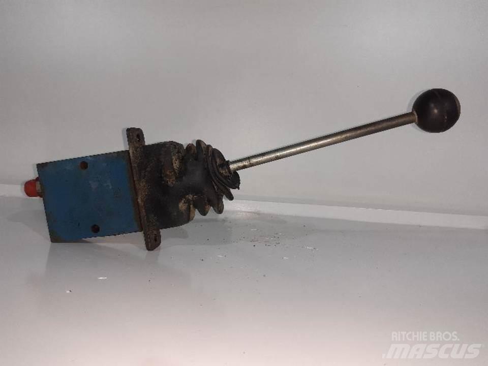 CASE 1188 Kabiny i wnętrze