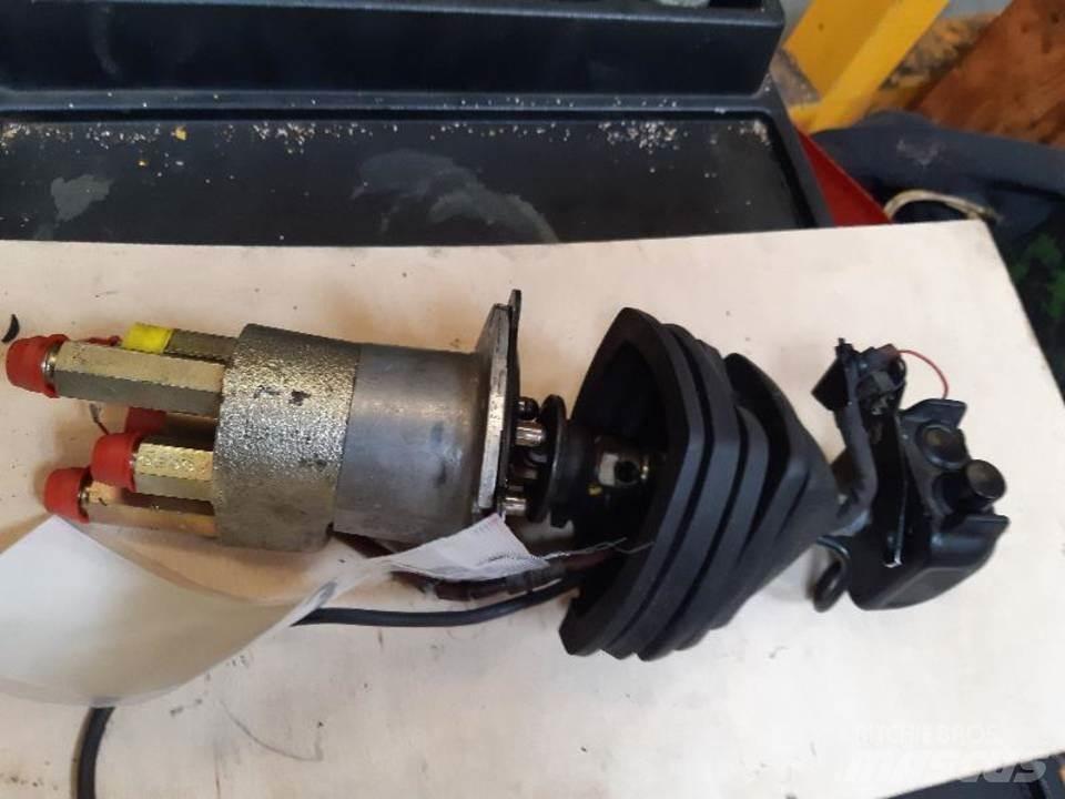 CAT 320B Kabiny i wnętrze