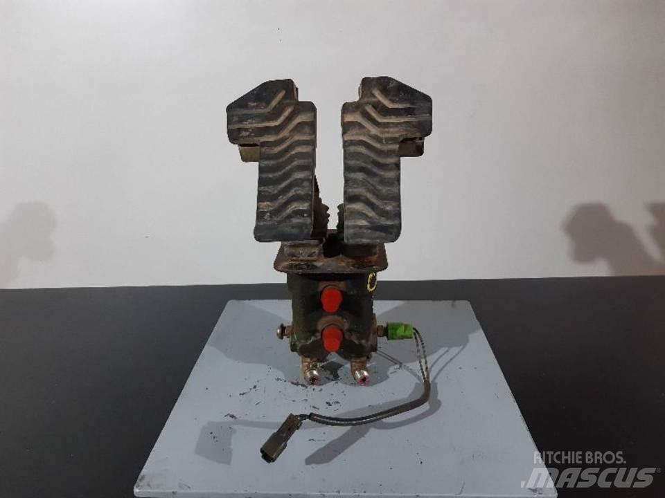 CAT 330C Kabiny i wnętrze