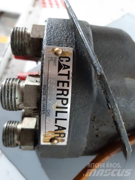 CAT 330L Kabiny i wnętrze