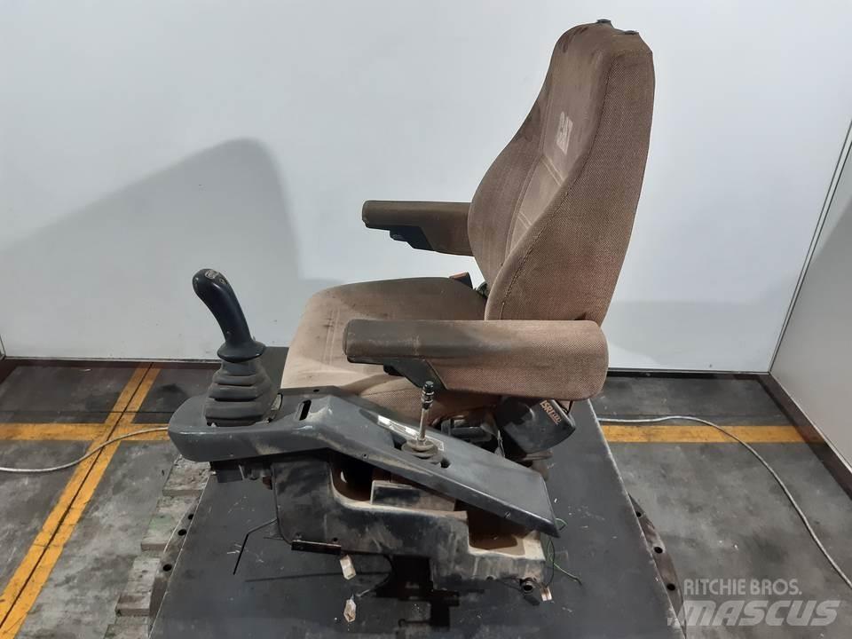 CAT M312 Kabiny i wnętrze