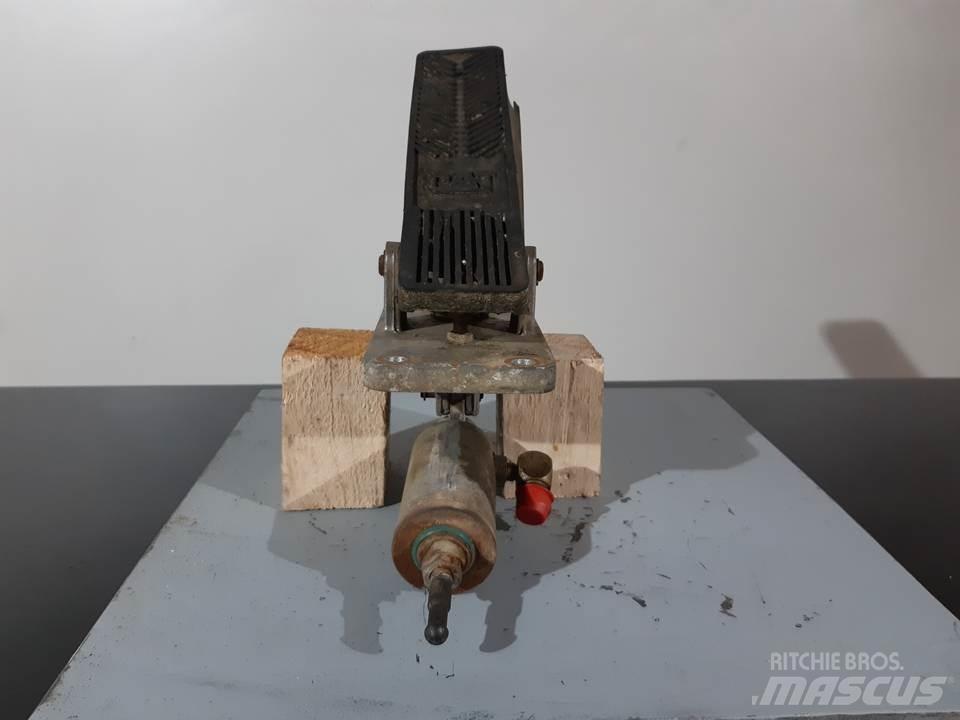 CAT M312 Kabiny i wnętrze