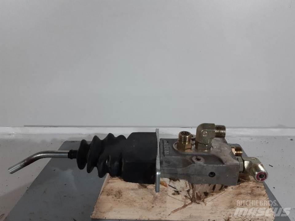 CAT M313C Kabiny i wnętrze