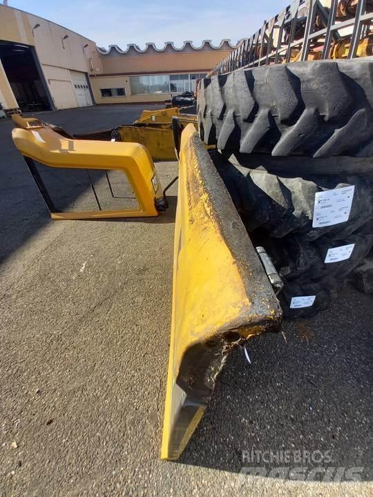 CAT M320F Kabiny i wnętrze