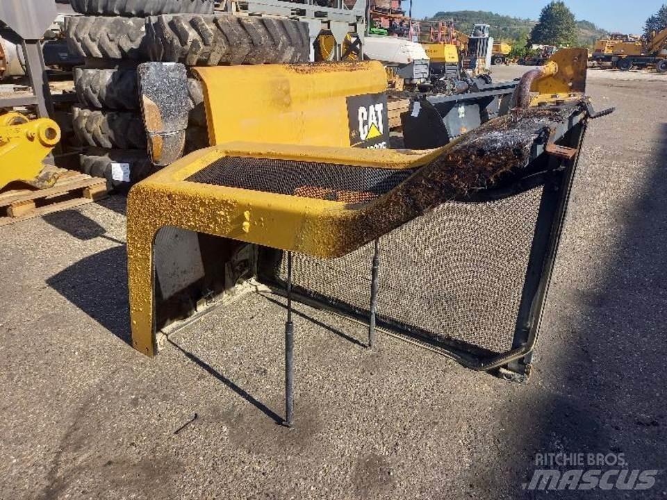 CAT M320F Kabiny i wnętrze