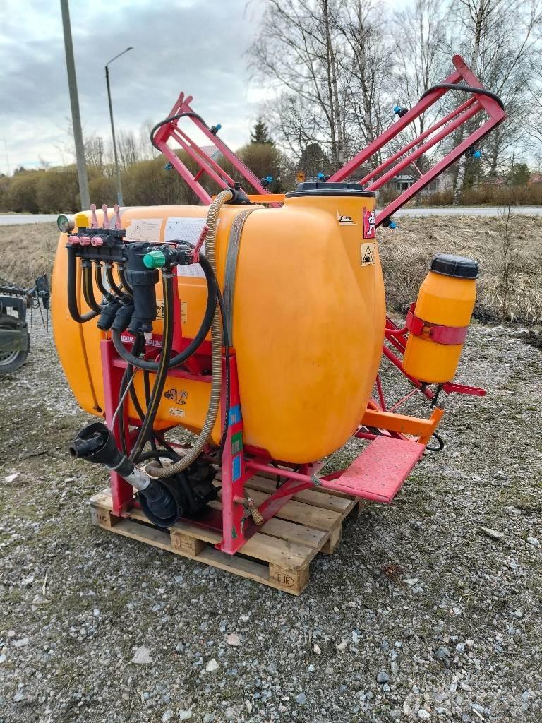 Junkkari 900 / 12 Zamontowane opryskiwacze