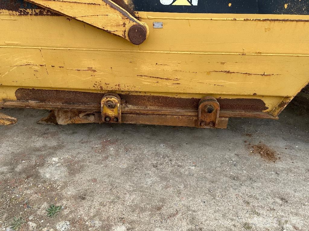 CAT 615 Skrobaki
