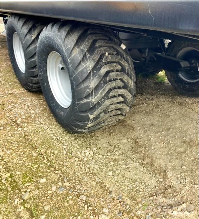 Palmse Trailer B3800 Przyczepy do przewozu słomy w belach