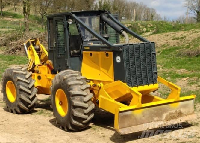 John Deere 640 Skidery