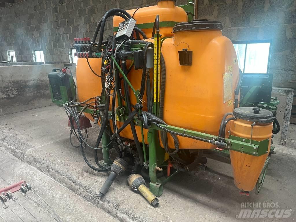 Amazone UF 1000 Zamontowane opryskiwacze