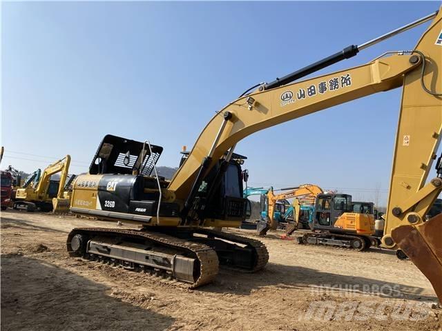 CAT 326D Koparki gąsienicowe