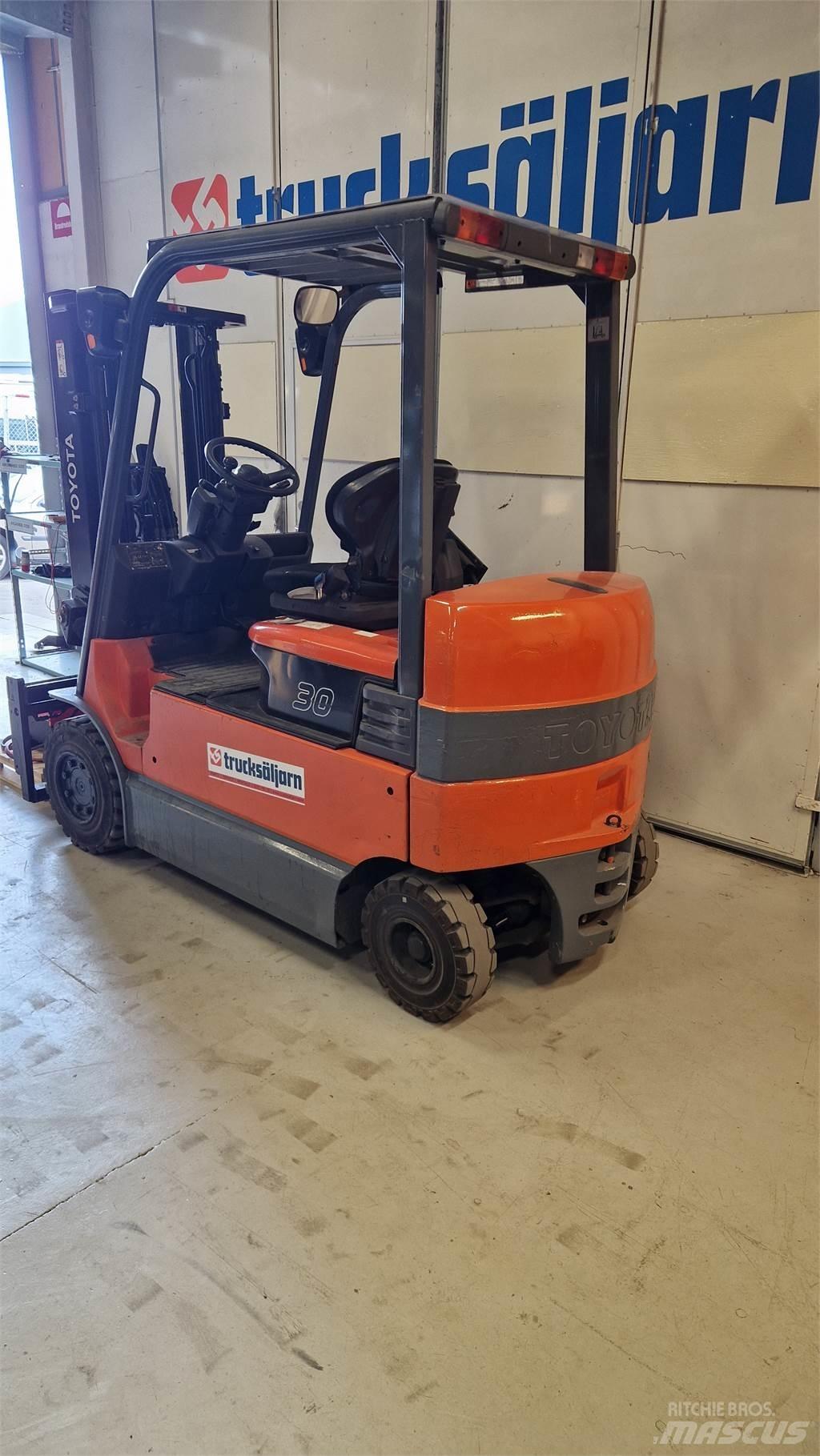 Toyota 7FBMF30 Wózki elektryczne