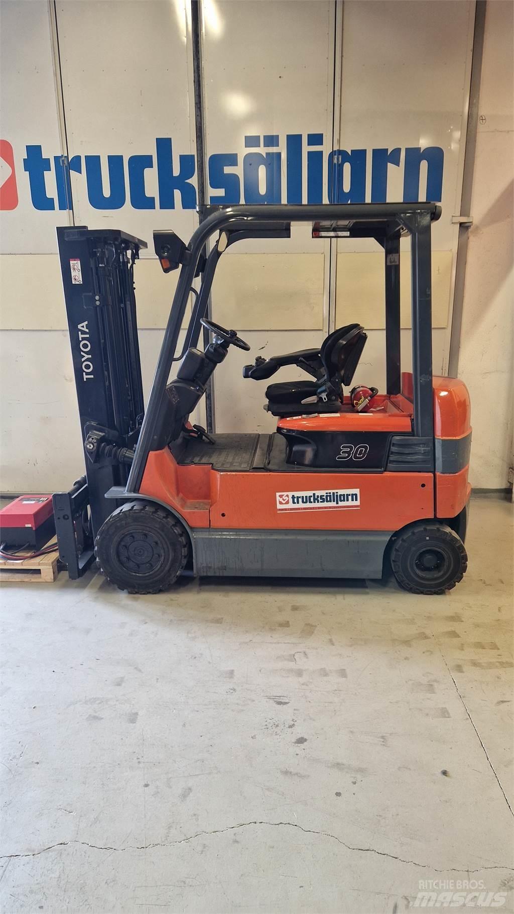Toyota 7FBMF30 Wózki elektryczne