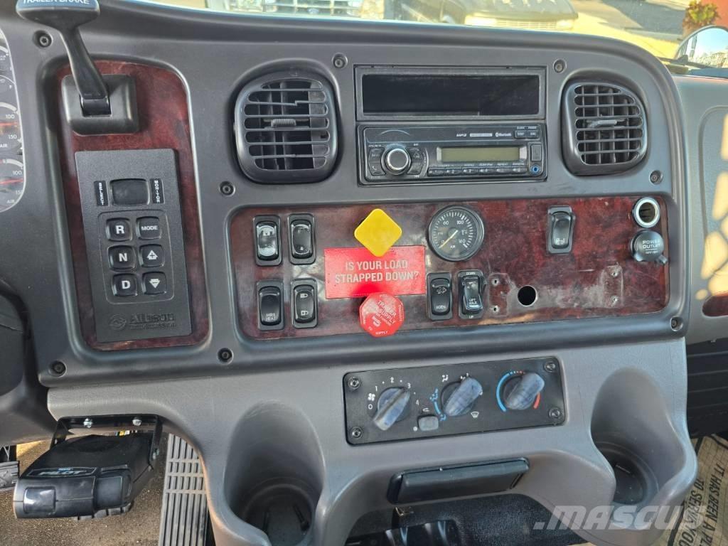 Freightliner M2 106 Ciężarówki typu Platforma / Skrzynia