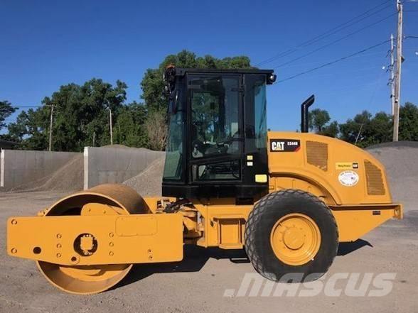 CAT CS44B Walce ogumione