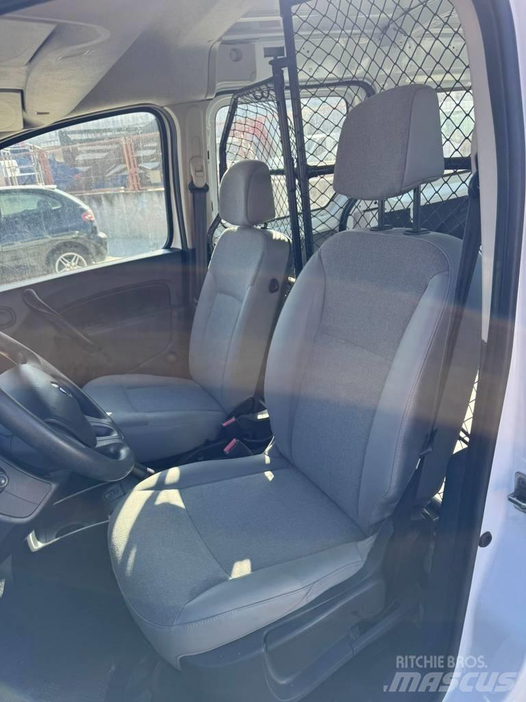 Renault Kangoo Samochody dostawcze ze skrzynią zamkniętą