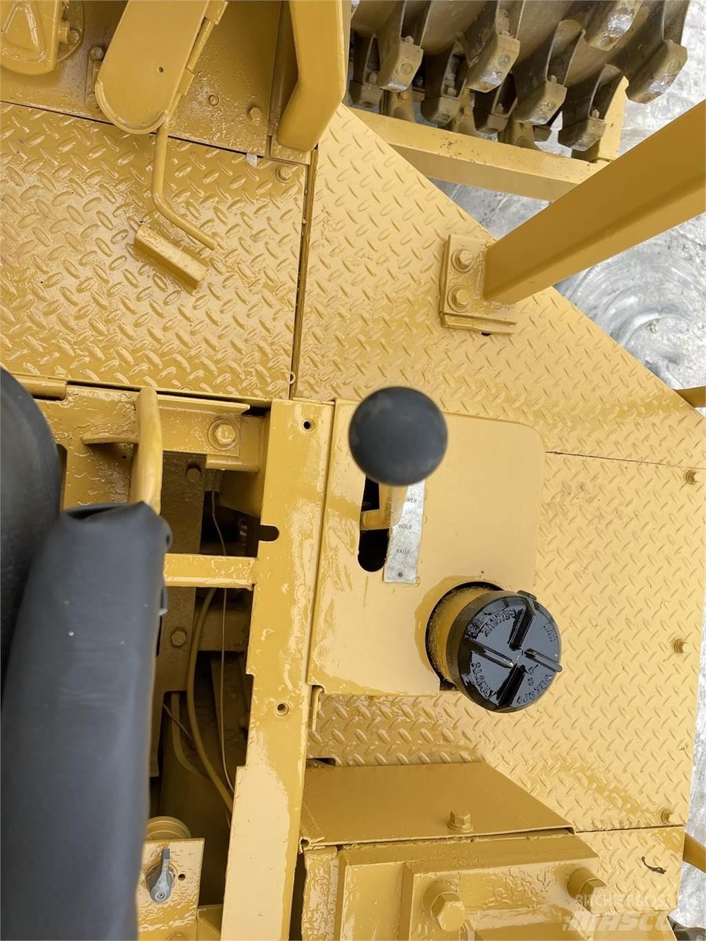 CAT 815 Kompaktory