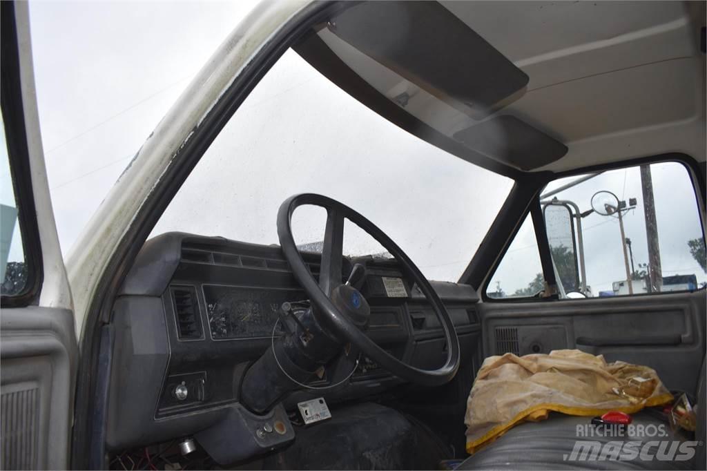 Ford F800 Żurawie samochodowe