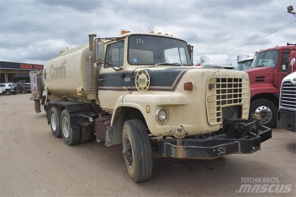 Ford L8000 Cysterna