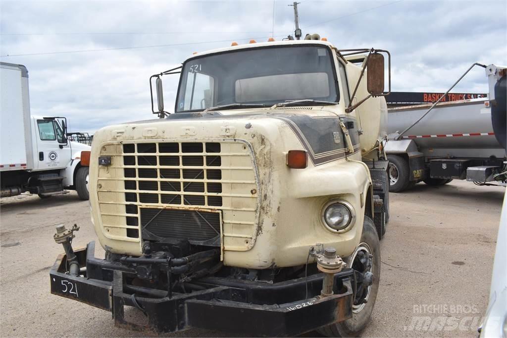 Ford L8000 Cysterna