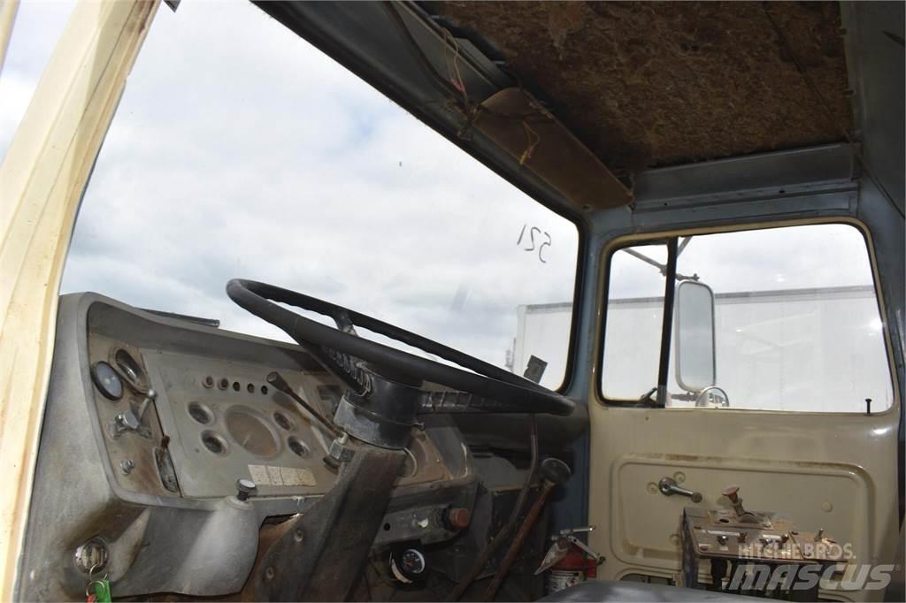 Ford L8000 Cysterna