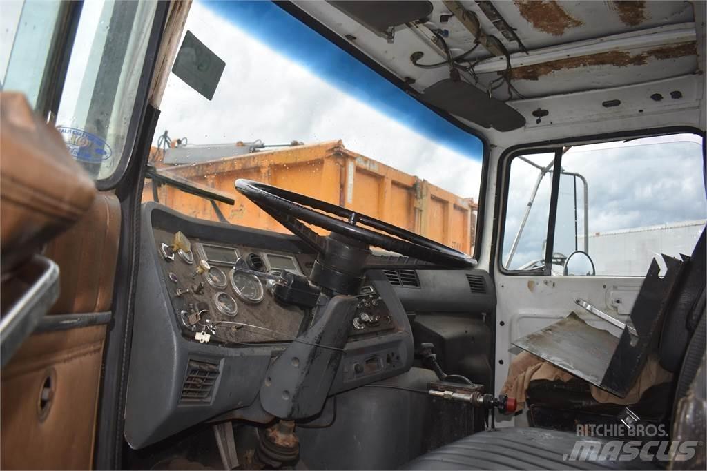 Ford L8000 Żurawie samochodowe