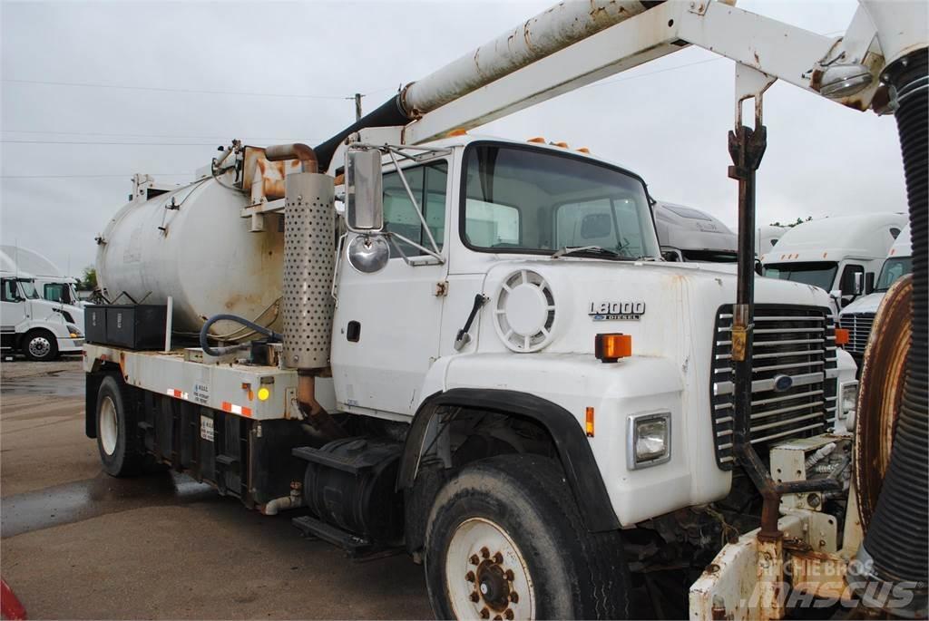 Ford L8000 Cysterna
