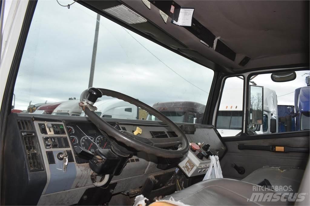 Freightliner FL70 Cysterna