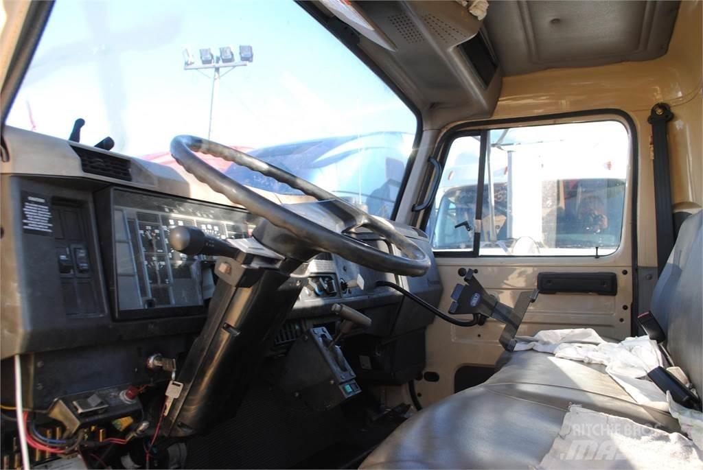 International 4700 Żurawie samochodowe