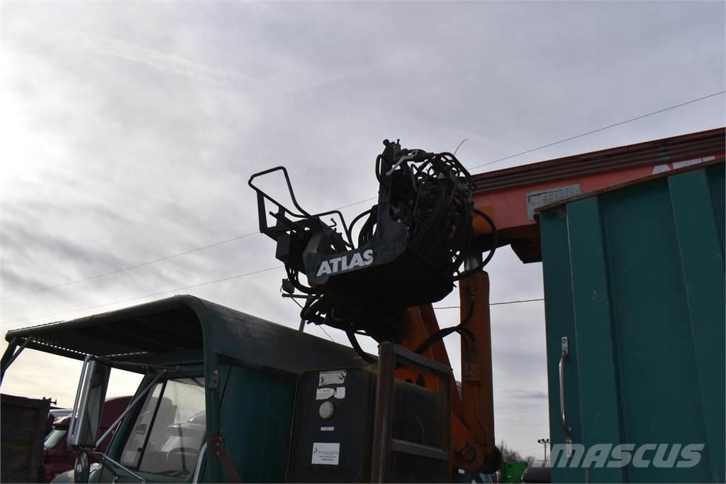 International 4700 Żurawie samochodowe